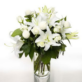  İzmir Konak online çiçek gönderme sipariş  1 dal cazablanca 7 adet beyaz gül vazosu