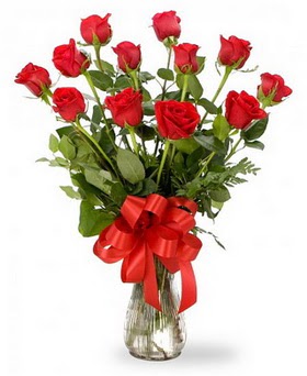  İzmir Konak anneler günü çiçek yolla  12 adet kırmızı güllerden vazo tanzimi