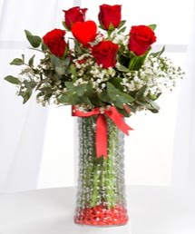Cam vazoda 5 adet kırmızı gül kalp çubuk  İzmir Konak hediye sevgilime hediye çiçek 