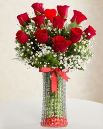Cam vazoda 11 adet kırmızı gül kalp çubuk  İzmir Konak İnternetten çiçek siparişi 