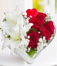 1 kazablanka 5 kırmızı gül kalpte  İzmir Konak yurtiçi ve yurtdışı çiçek siparişi 