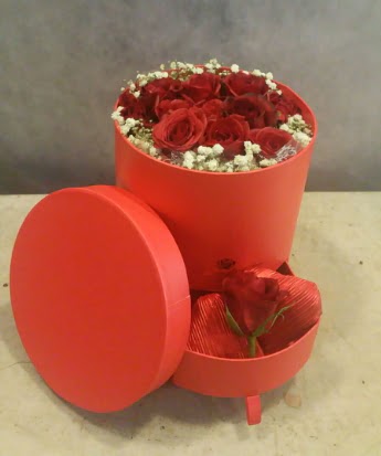 Çekmeceli kutu içerisinde çikolata ve güller  İzmir Konak 14 şubat sevgililer günü çiçek 