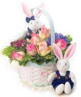 2 oyuncak ve küçük sepet   İzmir Konak online çiçek gönderme sipariş 