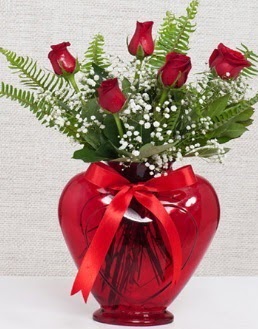Kalp içerisinde 5 adet kırmızı gül  İzmir Konak uluslararası çiçek gönderme 