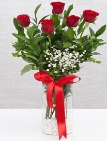 cam vazo içerisinde 5 adet kırmızı gül  İzmir Konak çiçek gönderme sitemiz güvenlidir 