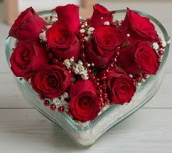 Kalp içerisinde 7 adet kırmızı gül  İzmir Konak uluslararası çiçek gönderme 