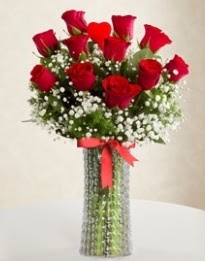 11 Adet kırmızı gül 1 adet kalp çubuk vazoda  İzmir Konak çiçek servisi , çiçekçi adresleri 