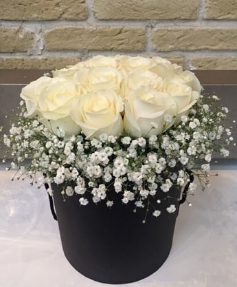 19 adet beyaz gülden görsel kutu çiçeği  İzmir Konak çiçek mağazası , çiçekçi adresleri 